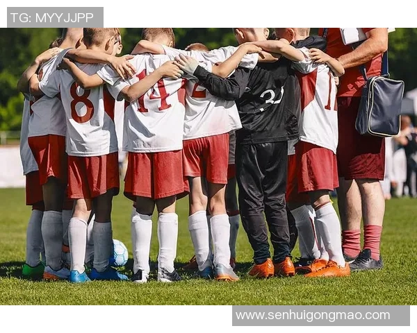 足球教练与球星共演精彩视频展现团队精神与赛场魅力