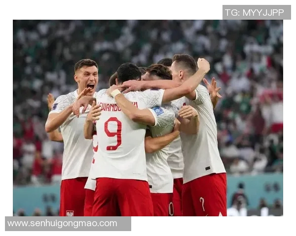 足球球星送秋衣事件引发热议 真相背后隐藏的故事与情感交织 足球球星送秋衣事件引发热议 真相背后隐藏的故事与情感交织